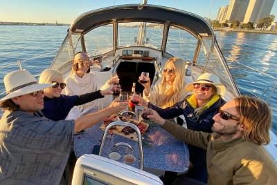 Crucero privado de 3 horas en velero al atardecer en la bahía de San Diego Crucero privado de 3 horas en velero al atardecer en la bahía de San Diego