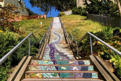 Tour de senderismo urbano por los escalones de los azulejos Tour de senderismo urbano por los escalones de los azulejos