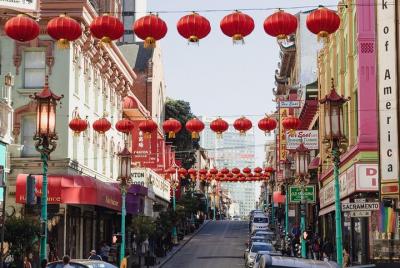 A través de The Dragon's Gate: recorrido a pie por el barrio chino