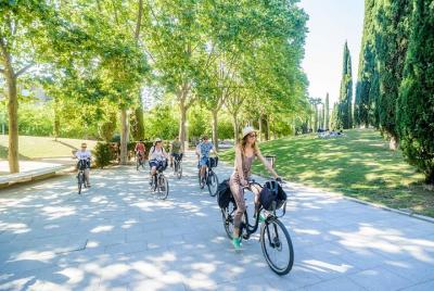 Recorrido en bicicleta eléctrica por Barcelona de Gaudí o barrios bohemios
