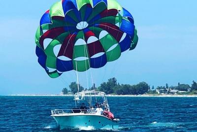 Aventura en parasailing en la isla Anna Maria