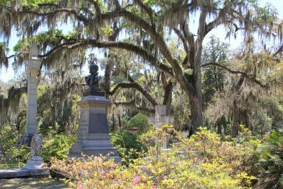 Un paseo a través de la medianoche en el Jardín del bien y del mal en Savannah.