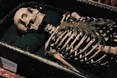 Después de horas Investigación paranormal: Paseo por los factores del interior del Museo de la Tumba Embrujada