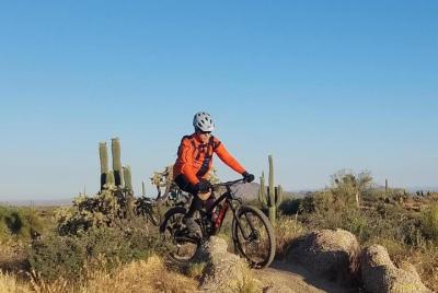 Aventura privada en bicicleta de montaña de medio día en el desierto de Sonora en solitario Aventura privada en bicicleta de montaña de medio día en el desierto de Sonora en solitario