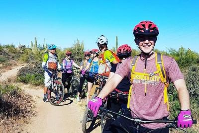 Aventura en bicicleta de montaña de medio día en grupo privado en el desierto de Sonora Aventura en bicicleta de montaña de medio día en grupo privado en el desierto de Sonora
