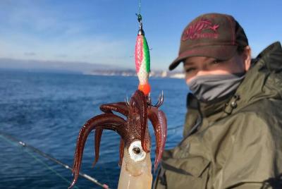 Pesca de calamar en barco guiado privado en el paseo marítimo de la ciudad de Seattle
