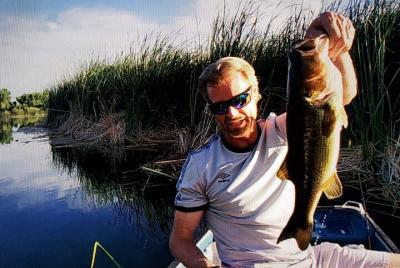 Medio día de pesca privada guiada en kayak de lubina en el río Verde (persona individual)