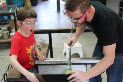 Taller de introducción al soplado de vidrio en Sedona