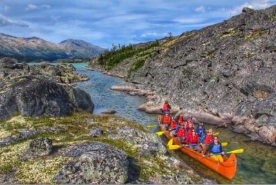 Aventura en canoa en el lago Summit desde Skagway