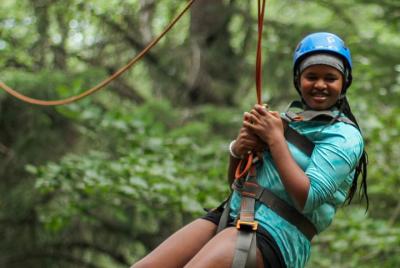 Excursión de medio día de Klondike a la escalada en roca, rappel y tirolesa desde Skagway