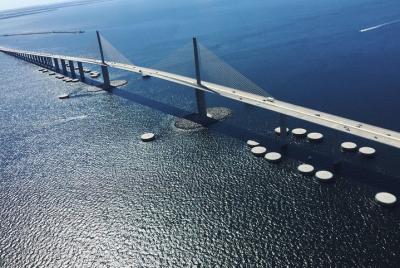 Magnífico tour en helicóptero: Bahía de Tampa, puente de Skyway, playas de Pinellas Co. Magnífico tour en helicóptero: Bahía de Tampa, puente de Skyway, playas de Pinellas Co.