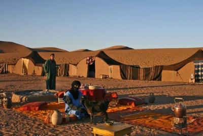 Excursión de dos días desde Marrakech a Zagora, con campamento en el desierto y paseo en camello Excursión de dos días desde Marrakech a Zagora, con campamento en el desierto y paseo en camello