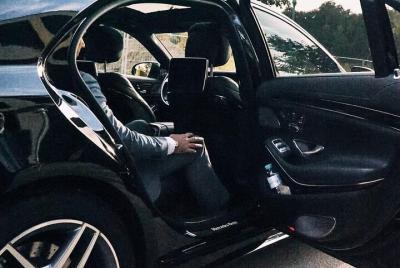 Traslado privado desde el aeropuerto nacional DCA a Washington en automóvil de negocios