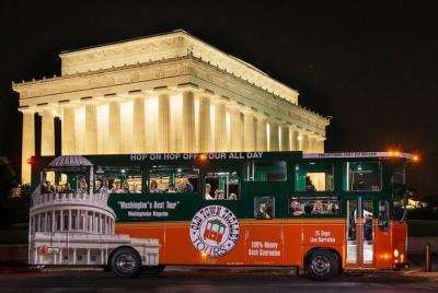 Recorrido nocturno a la luz de la luna en tranvía de monumentos de Washington D.C.