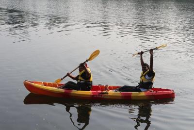 Kayak en el río Periyar en Aluva, Kochi Kayak en el río Periyar en Aluva, Kochi