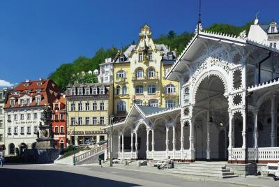 Escapada de un día al balneario de Karlovy Vary con recorrido a pie desde Praga