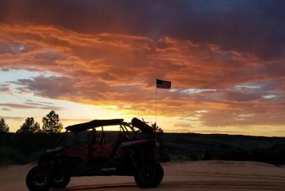 Puesta de sol, sandboarding en Peekaboo Slot Canyon UTV Adventure (privado)