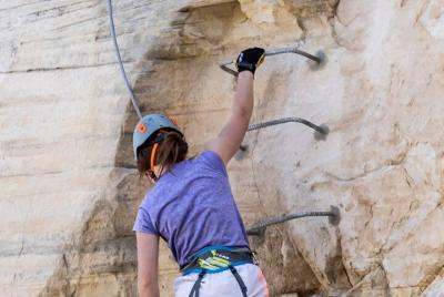 Escalada en roca de medio día (vía ferrata) Barranquismo y rappel en East Zion Escalada en roca de medio día (vía ferrata) Barranquismo y rappel en East Zion