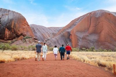 Explore Uluru: tour guiado de 7 horas al amanecer con desayuno ligero