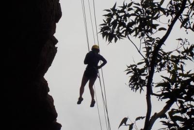 Increíble aventura de día completo rappel en las montañas azules