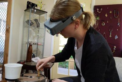 Talleres de pulido de ópalo en las hermosas montañas azules.