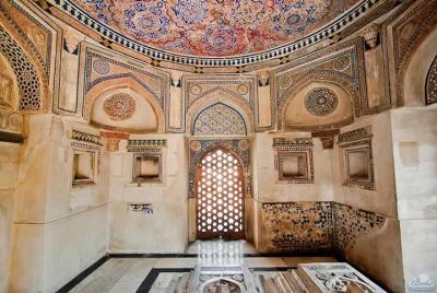 Delhi: Explore las gemas ocultas de la ciudad en una excursión de día completo