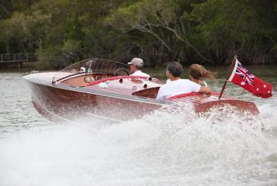 Crucero por el río Noosa para 2 personas en una lancha clásica de caoba - 90 min. Crucero por el río Noosa para 2 personas en una lancha clásica de caoba - 90 min.