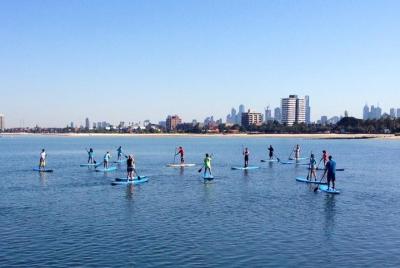 Lección grupal de stand up paddle en St Kilda Lección grupal de stand up paddle en St Kilda