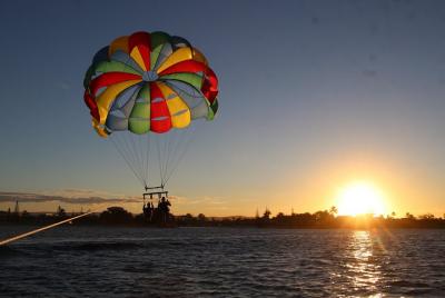 Paquete Jetboat / Parasail para 2 personas que salen de Cavill Ave, Surfers Paradise Paquete Jetboat / Parasail para 2 personas que salen de Cavill Ave, Surfers Paradise