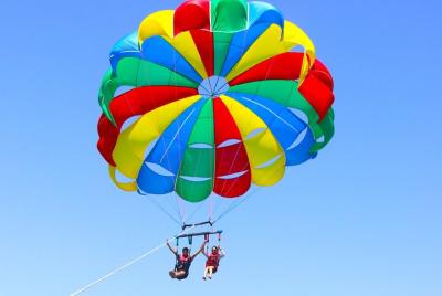 Experiencia de parasailing saliendo de Cavill Ave, Surfers Paradise Experiencia de parasailing saliendo de Cavill Ave, Surfers Paradise