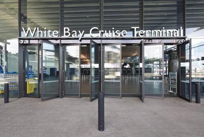 Traslado desde la terminal de cruceros de White Bay al aeropuerto Traslado desde la terminal de cruceros de White Bay al aeropuerto