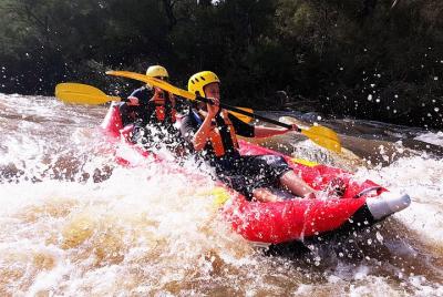 Whitewater Sports rafting en el río Yarra Whitewater Sports rafting en el río Yarra