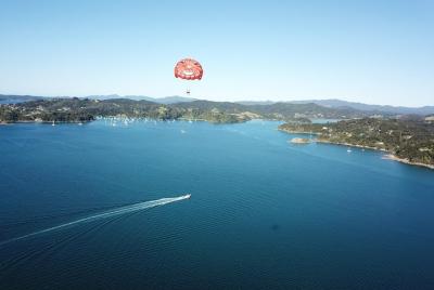 Charter Parasail privado sobre la Bahía de las Islas