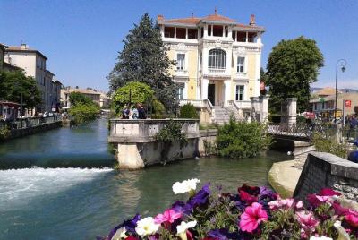 Excursión privada de un día a las aldeas de Luberon: L'Isle sur la Sorgue, Gordes y Rosellón de Arles