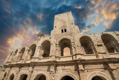 Excursión a pie por el patrimonio provenzal romano y medieval de día completo desde Aviñón Excursión a pie por el patrimonio provenzal romano y medieval de día completo desde Aviñón