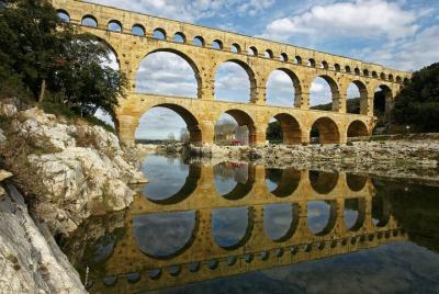 Excursión de un día para grupos pequeños a Arles, los Alpilles y el Pont du Gard desde Aviñón Excursión de un día para grupos pequeños a Arles, los Alpilles y el Pont du Gard desde Aviñón