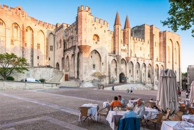 Excursión por la costa de Marsella: tour privado por Aviñón y Chateauneuf-du-Pape Excursión por la costa de Marsella: tour privado por Aviñón y Chateauneuf-du-Pape