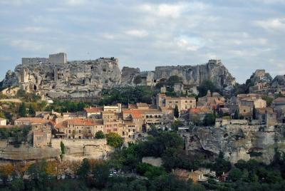 Paseo a pie por el patrimonio provenzal romano y medieval de día completo privado desde Aviñón Paseo a pie por el patrimonio provenzal romano y medieval de día completo privado desde Aviñón