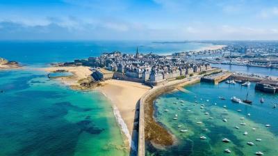 Traslado privado de Bayeux a Saint-Malo - hasta 7 personas