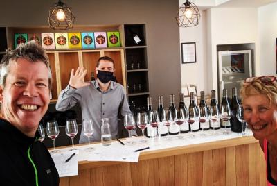 Ruta del vino y degustación con enólogo. Ruta del vino y degustación con enólogo.