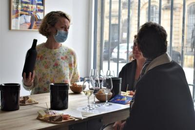 Experiencia de cata de vinos en Burdeos con aperitivos