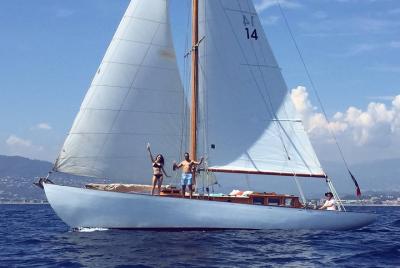 Yate clásico navegando en la bahía de Cannes