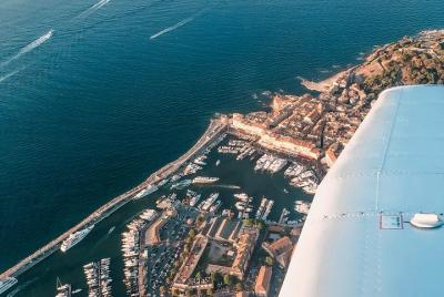 Vuela sobre la Riviera francesa con un piloto local.