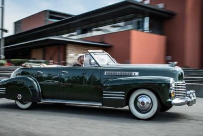 Primer vuelo de un coche legendario y visita de la Cité de l'Automobile.
