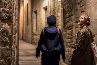 Paseo por el lado oscuro de Barcelona Tour grupal nocturno