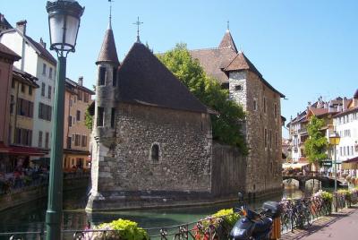 Excursión privada de un día a Pérouges y Annecy con degustación de comida desde Lyon Excursión privada de un día a Pérouges y Annecy con degustación de comida desde Lyon