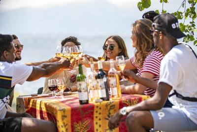 Comida y vino en un castillo francés Comida y vino en un castillo francés