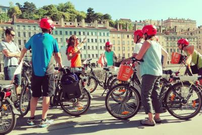 Excursión guiada en bicicleta eléctrica por Lyon para grupos pequeños con degustación de comida Excursión guiada en bicicleta eléctrica por Lyon para grupos pequeños con degustación de comida