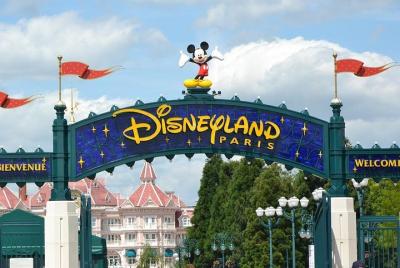 Traslado privado desde Disneyland Paris a la ciudad de París en coche de negocios Traslado privado desde Disneyland Paris a la ciudad de París en coche de negocios