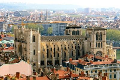Traslado privado desde el aeropuerto de Lyon (LYS) al centro de la ciudad de Lyon Traslado privado desde el aeropuerto de Lyon (LYS) al centro de la ciudad de Lyon